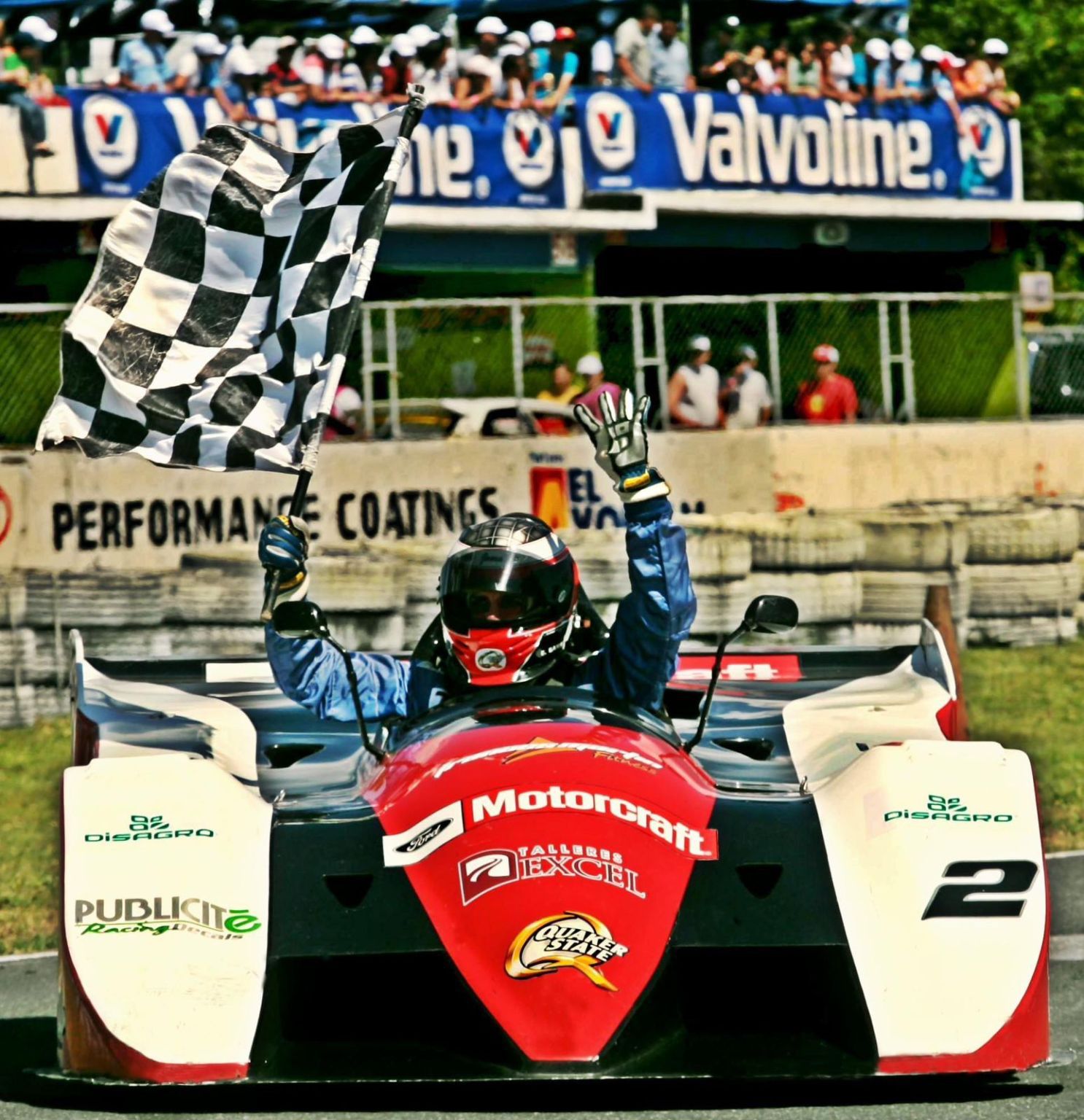 Estuardo Gamalero conduciendo vehiculo competitivo y celebrando victoria